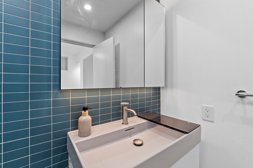 More Photos Of 422 S Highland Ave, Baltimore Storefront Retail Residential For Sale