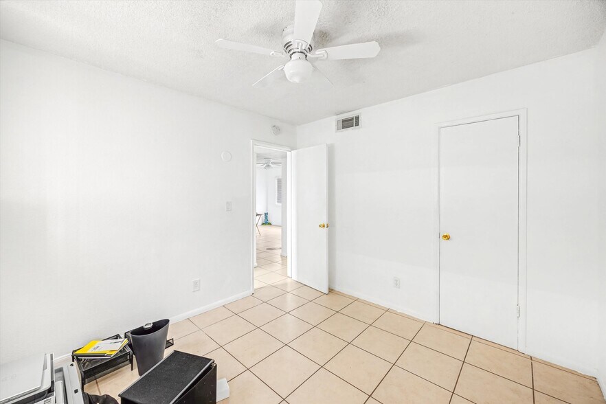 More Photos Of 238 S Saturmino Dr, Palm Springs Apartments For Sale