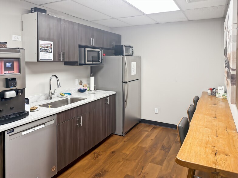 More Photos Of 15620-15648 Manchester Rd, Ellisville Coworking Space