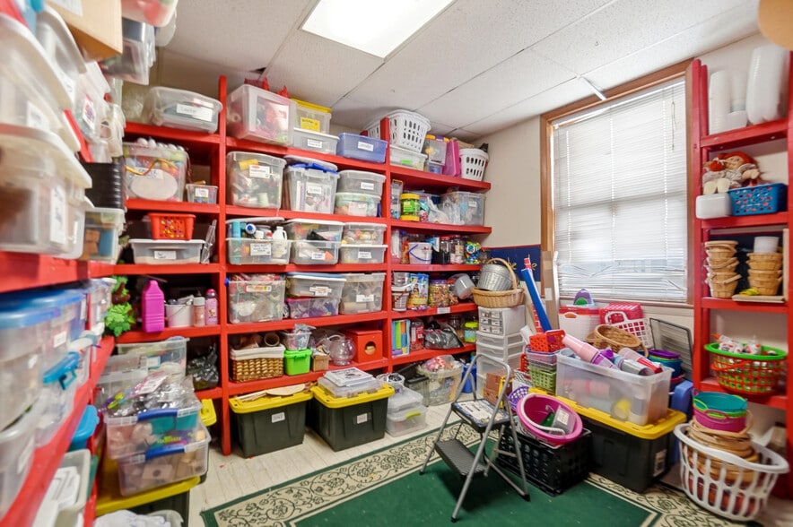 More Photos Of 213 N Broadway St, Spencerville Flex For Sale