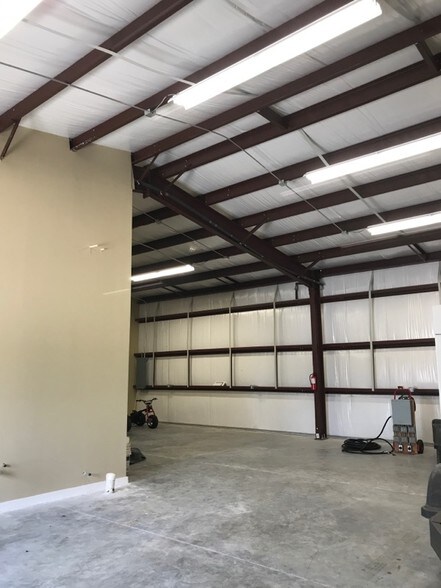 More Photos Of 5929 Bardet St, Pearland Warehouse For Lease