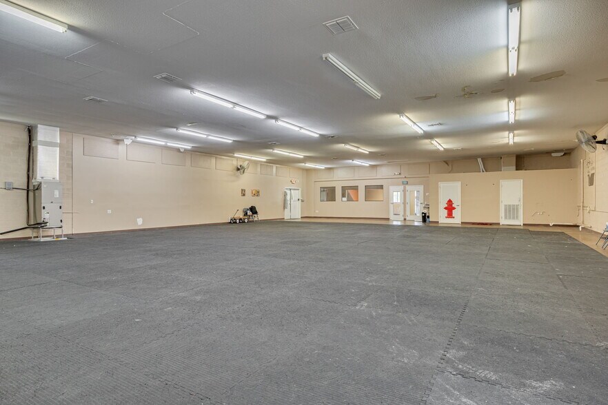 More Photos Of 110 Pine Ave, Oldsmar General Retail For Sale