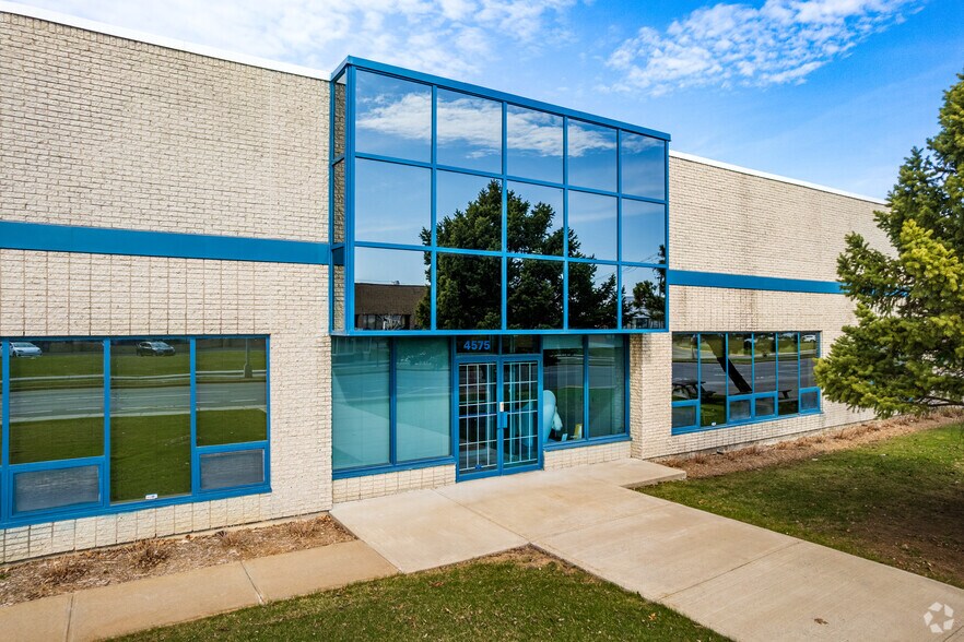 More Photos Of 4575 Boul Poirier, Montréal Warehouse For Lease