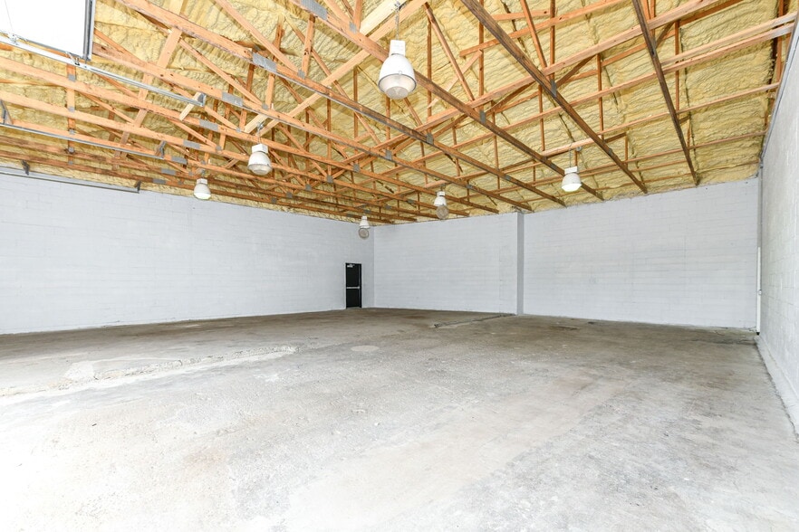 More Photos Of 3910 E 21st St, Indianapolis Auto Repair For Sale