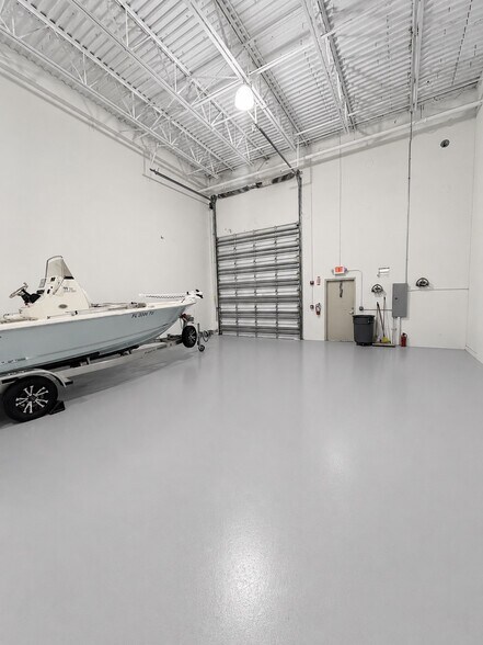 More Photos Of 575 NW Mercantile Pl, Port Saint Lucie Warehouse For Lease