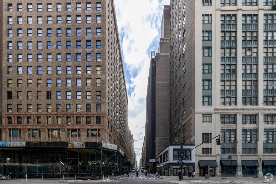 More Photos Of 131 W 35th St, New York Office For Lease