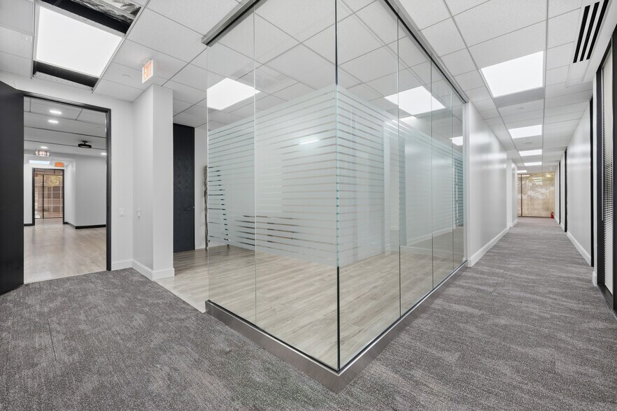 More Photos Of 17 S Briar Hollow Ln, Houston Office Residential For Lease