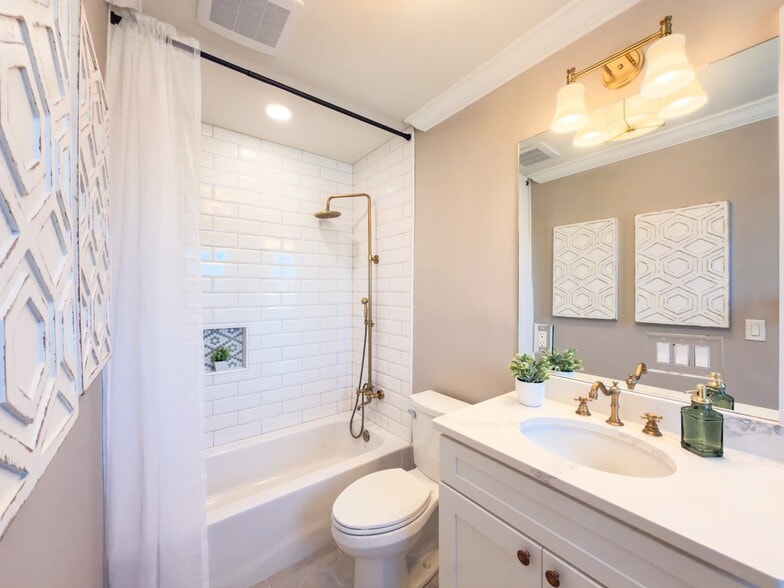 More Photos Of 621 E College St, Pulaski Hotel For Sale