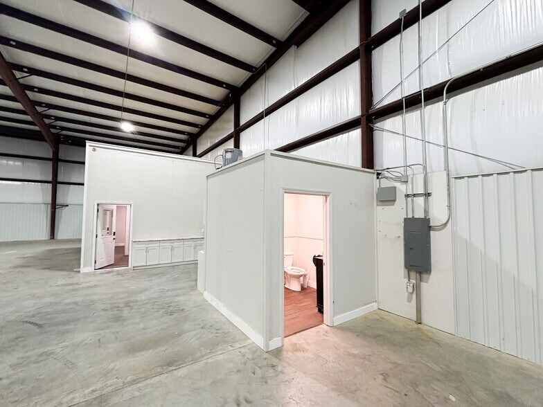 More Photos Of 2141 N Bristol Ln, Nixa Warehouse For Lease