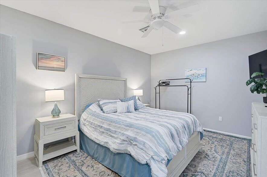 More Photos Of 2160 Gulf Gate Dr, Sarasota Storefront For Sale