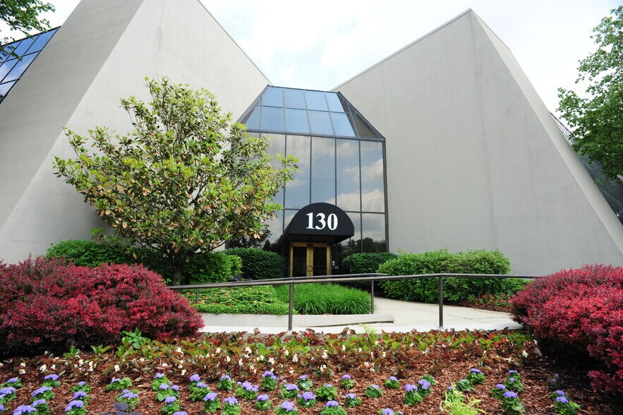 More Photos Of 130 E Wilson Bridge Rd, Worthington Office For Lease