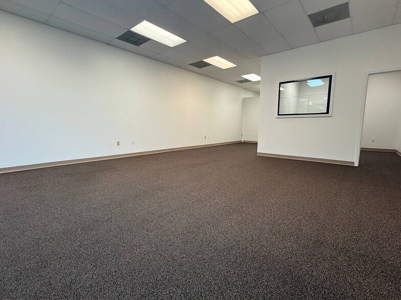 More Photos Of 19295 N 3rd St, Covington Office For Lease