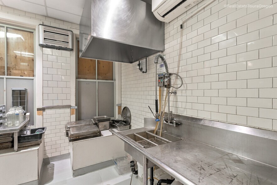 More Photos Of 1331 SW Broadway St, Portland Restaurant For Sale