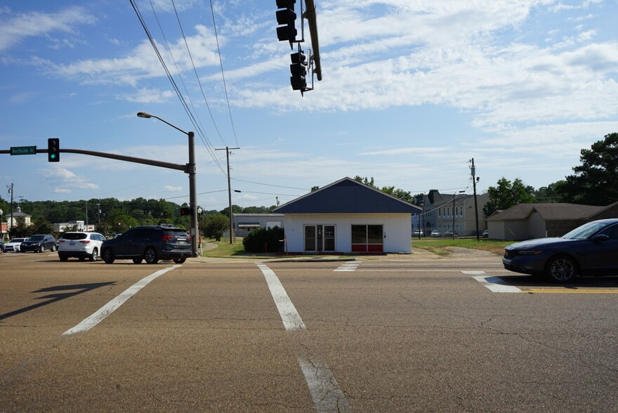 Primary Photo Of 150 E Northside Dr, Clinton Flex For Sale