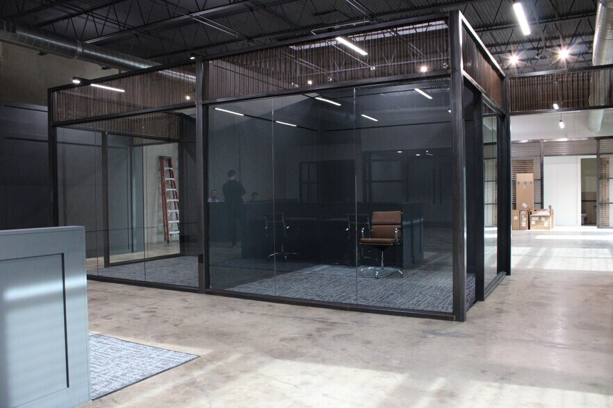 More Photos Of 702 W Commerce St, Dallas Office For Sale
