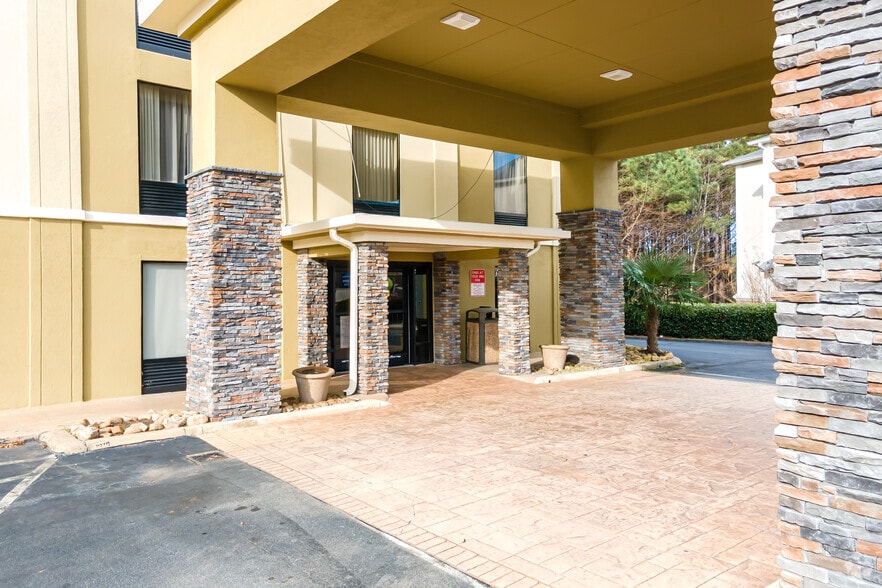 More Photos Of 184 Northpoint Way, Acworth Hotel For Sale