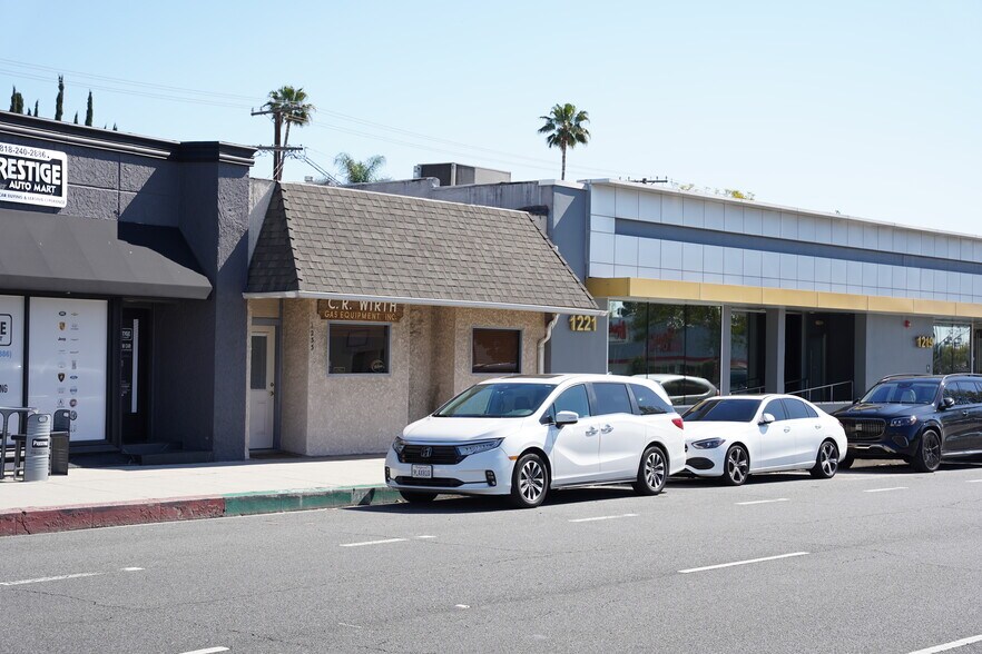 More Photos Of 1233 W Glenoaks Blvd, Glendale General Retail For Sale