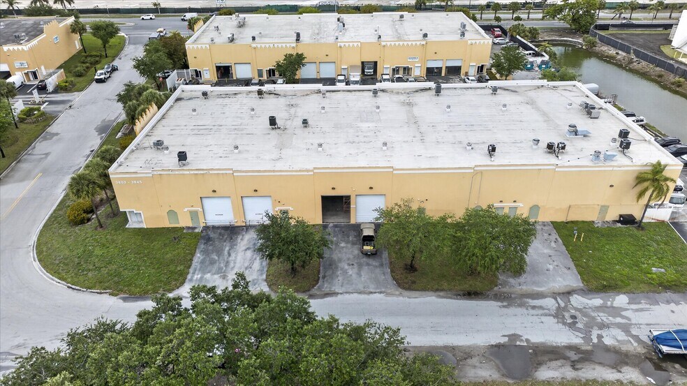 More Photos Of 3815 NW 125th St, Opa Locka Showroom For Lease