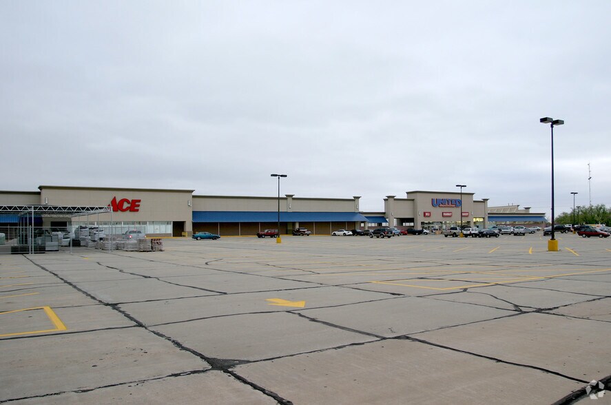 More Photos Of 2809-2821 8th St, Woodward Storefront For Lease