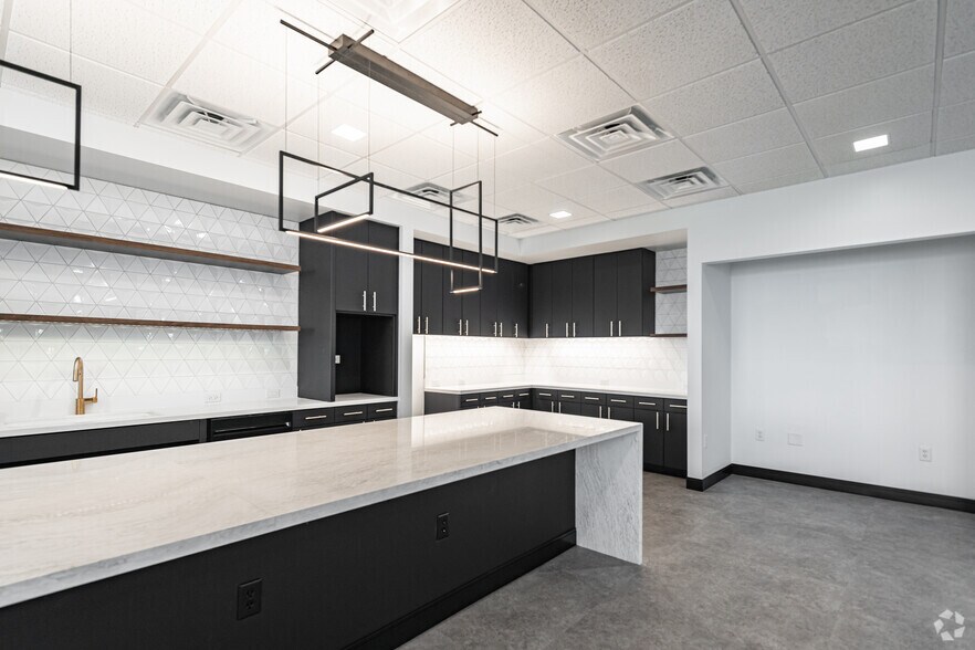 More Photos Of 500 W 7th St, Fort Worth Office For Sale