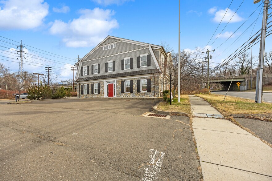 More Photos Of 76 Tokeneke Rd, Darien Office For Lease