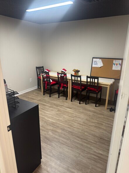 More Photos Of 5001-5003 Admiral Wright Rd, Virginia Beach Flex For Lease