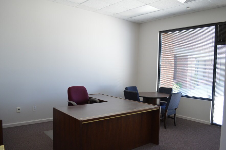 More Photos Of 409 Chicago Dr, Fayetteville Flex For Lease