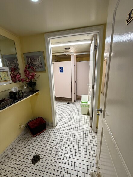 More Photos Of 1902 Harrison St, Hollywood Restaurant For Lease