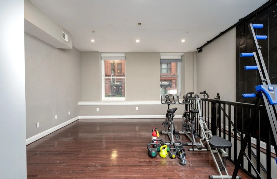 More Photos Of 210 E Redwood St, Baltimore Apartments For Lease