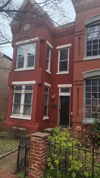 More Photos Of 517 2nd St NE, Washington Office Residential For Sale