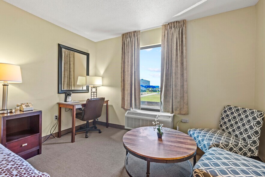 More Photos Of 30 Colonial Ave, Colonial Beach Hotel For Sale