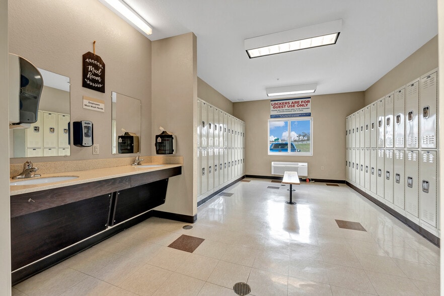 More Photos Of 975 Sheffield St, Washington Hotel For Sale
