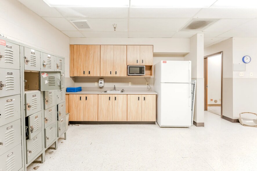 More Photos Of 4500 Commercial St SE, Salem Freestanding For Lease