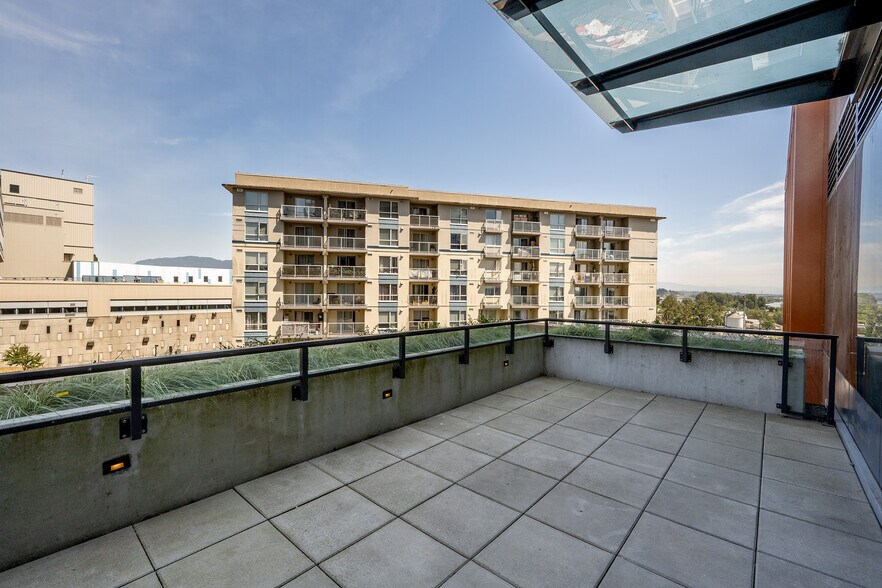 More Photos Of 287 Nelson's Crt, New Westminster Office For Lease