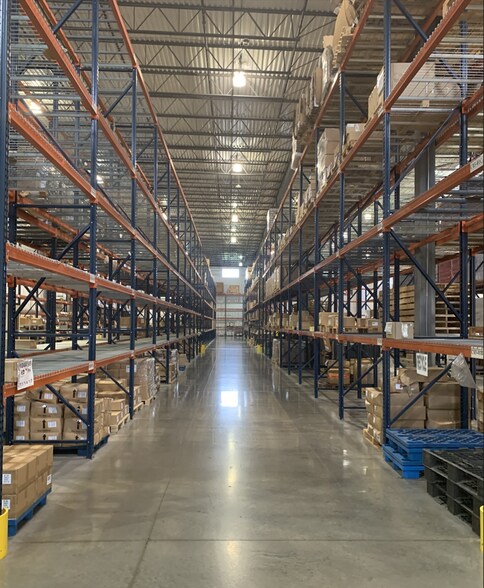 More Photos Of 5705 Centerpoint Ct, Gurnee Warehouse For Lease