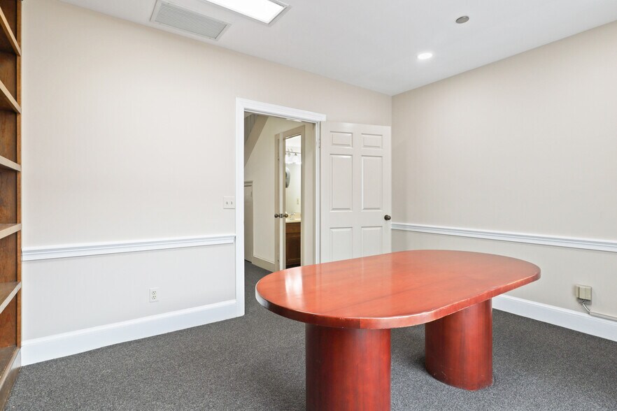 More Photos Of 115 Oronoco St, Alexandria Office For Lease