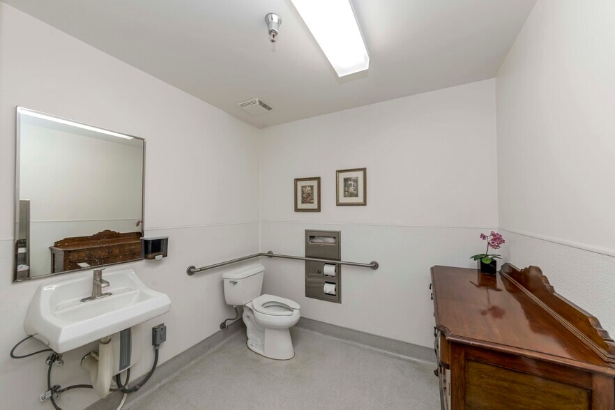 More Photos Of 1452 E Valencia Dr, Fullerton Warehouse For Lease