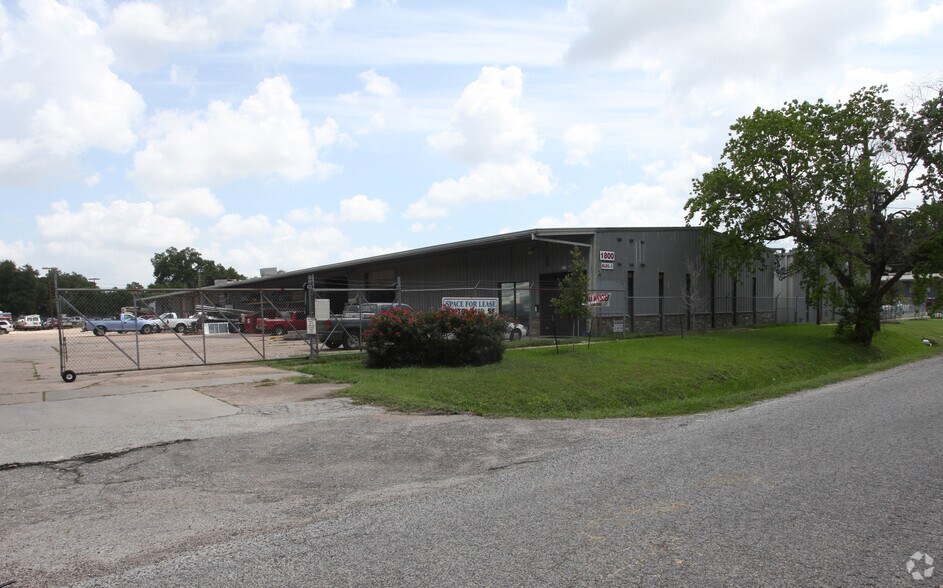 More Photos Of 1800 Sherwood Forest St, Houston Unknown For Lease