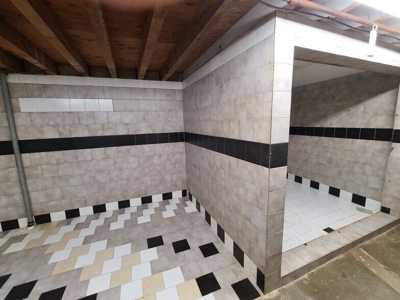 More Photos Of 176 Jericho Tpke, Mineola Storefront For Sale