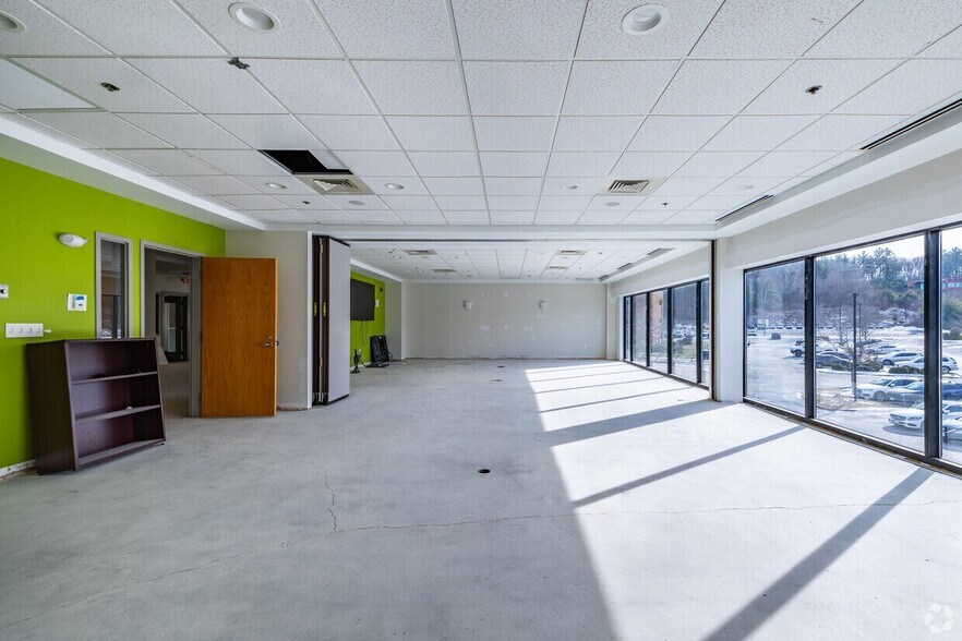 More Photos Of 118 Turnpike Rd, Southborough Office For Lease