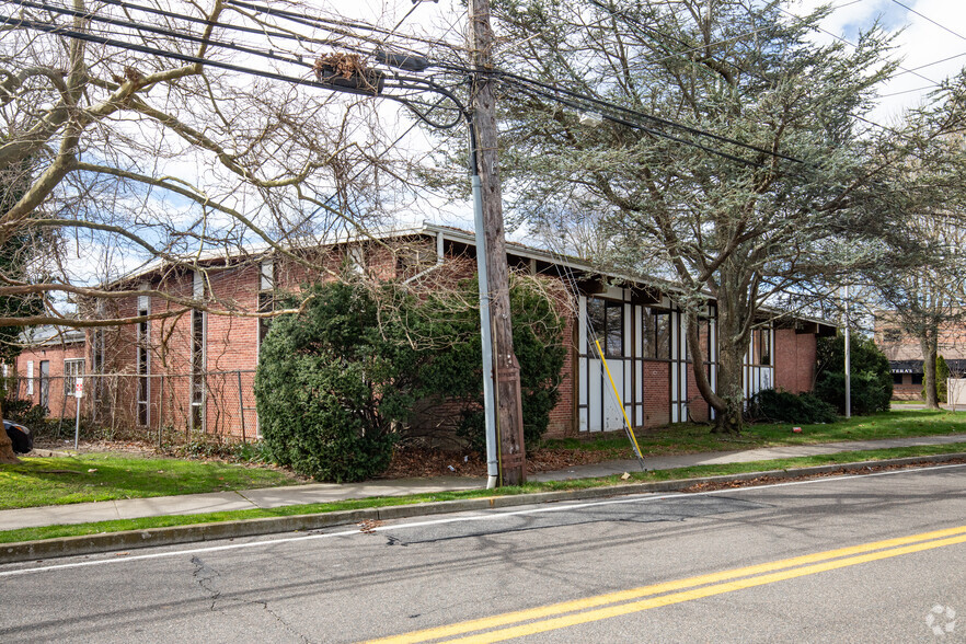 Primary Photo Of 11 Collins Ave, Sayville Medical For Lease