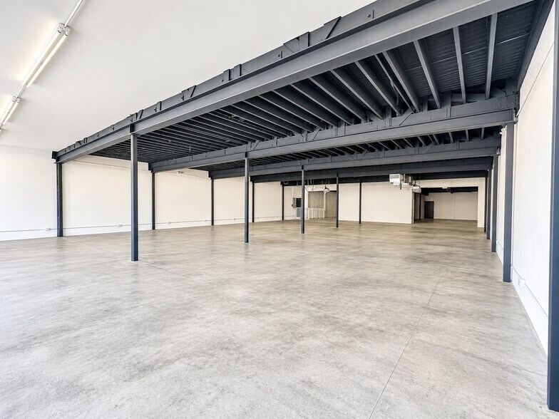 More Photos Of 2020 Harrison St, Hollywood Storefront For Lease
