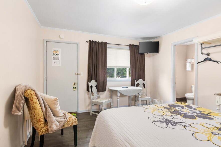 More Photos Of 4871 U.S. 31, Eastport Hotel For Sale