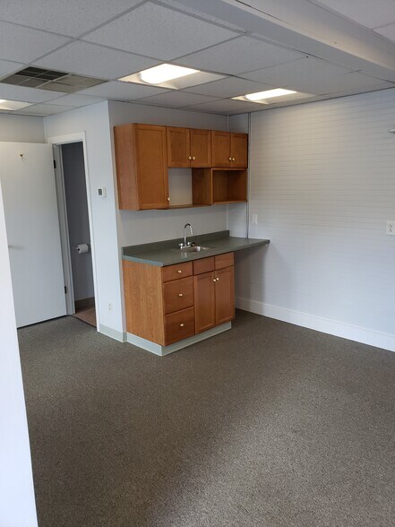 More Photos Of 22 Lark Industrial Pky, Greenville Warehouse For Lease