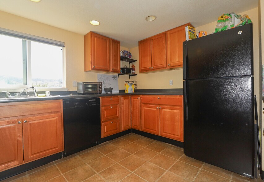 More Photos Of 814 Lincoln St, Hoquiam General Retail For Sale