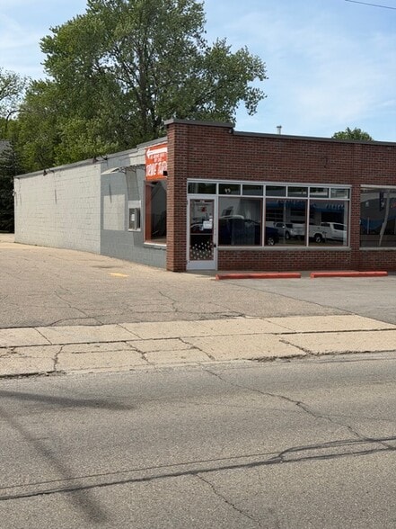 More Photos Of 715-725 N State Rd, Davison Freestanding For Lease