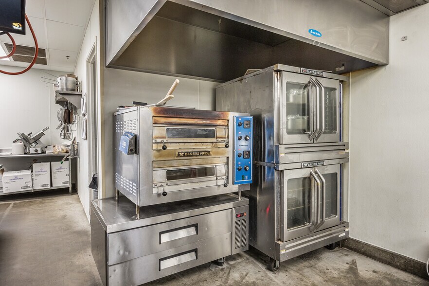 More Photos Of 7609 Hillside Rd, Amarillo Freestanding For Lease