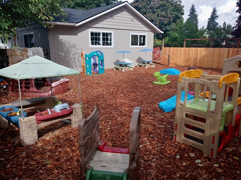 More Photos Of 105 NE 193rd St, Shoreline Flex For Lease