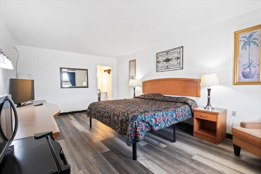 More Photos Of 505 Porter Wagoner Blvd, West Plains Hotel For Sale