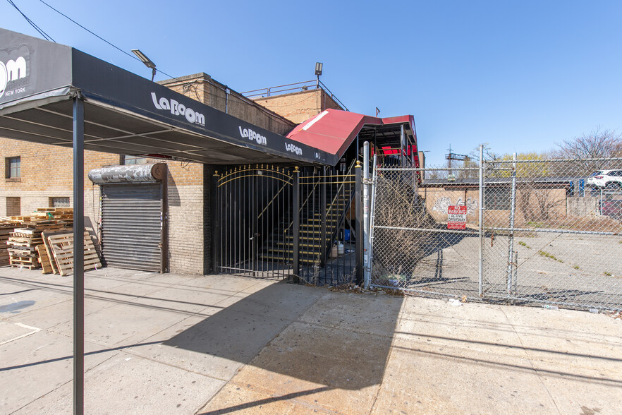 More Photos Of 56-15 Northern Blvd, Woodside Showroom For Sale